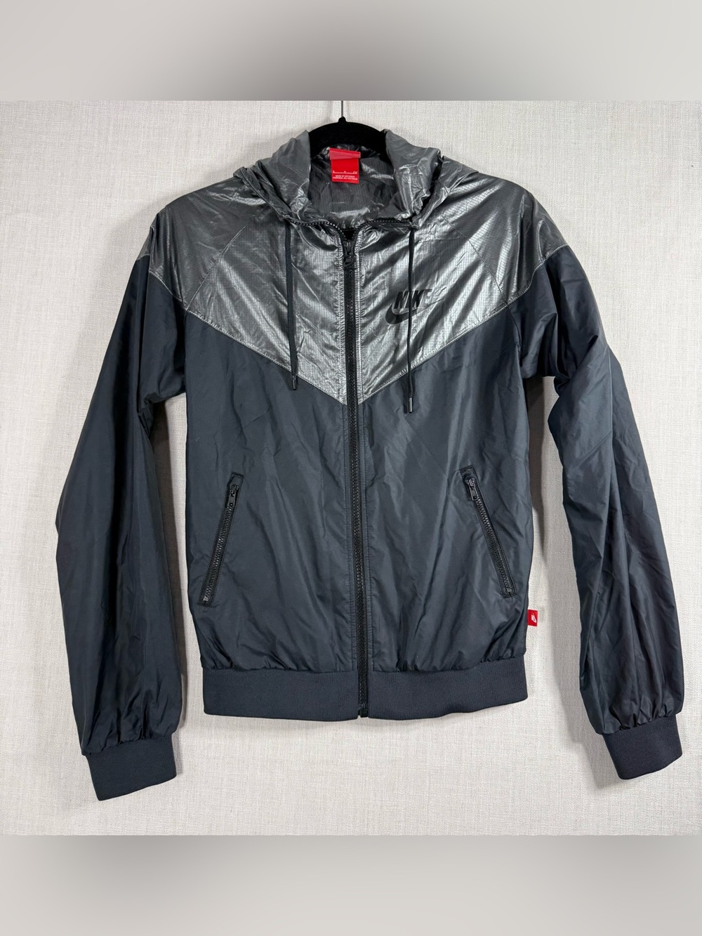 Nike Men’s Black Windbreaker Jacket with Dark Charcoal Yoke